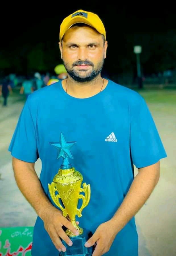 Asim Dogar holding a tournament trophy